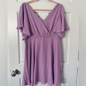 Elegant Lavender Dress
Flowly open sleeves
Zipper works
Fits like a large